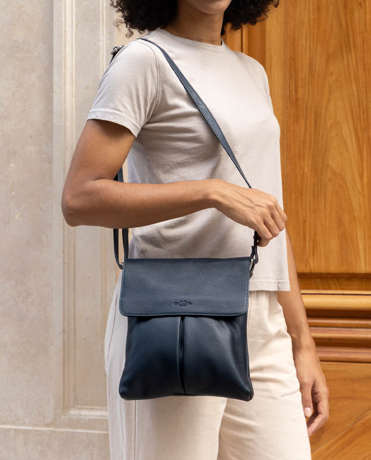 gusti-leder-deine-blaue-umh-ngetasche-blau-rechteckig-mit-vordertaschen image 1