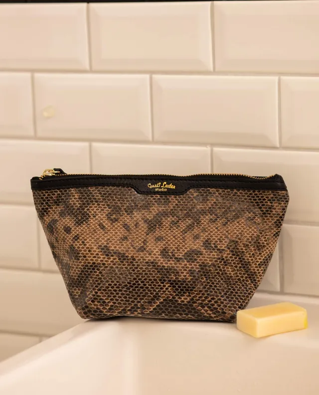 gusti-leder-sille-beauty-bag-kulturtasche-aus-wildleder-im-schlangenprint image 1