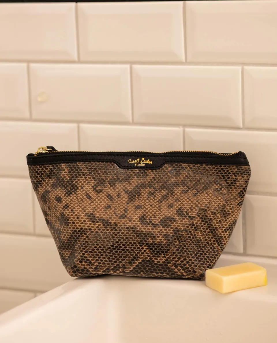 gusti-leder-sille-beauty-bag-kulturtasche-aus-wildleder-im-schlangenprint image 1