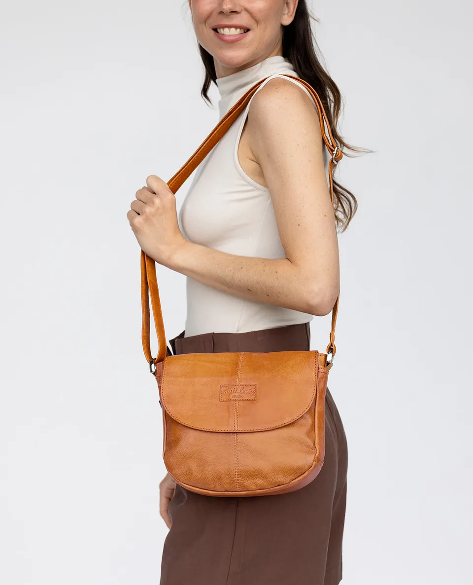 gusti-leder-benja-kleine-lederhandtasche-damen-umh-ngetasche-crossbody image 1