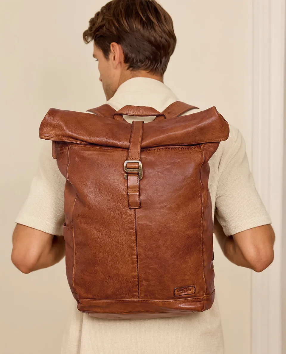 gusti-leder-bendik-rolltop-rucksack-leder-honigbraun-mit-laptopfach image 1