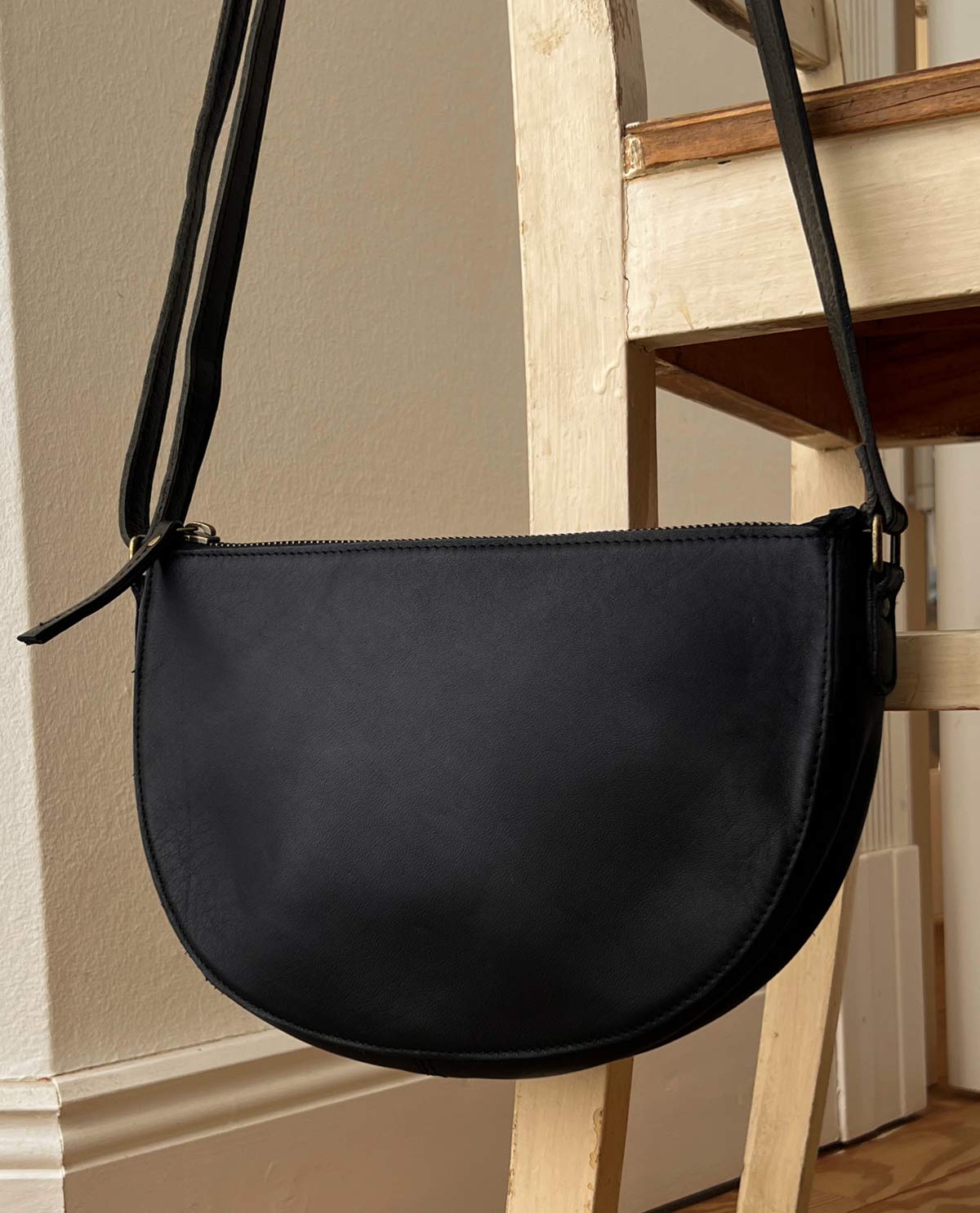 gusti-leder-louna-schultertasche-bauchtaschen-stil-b-ffelleder image 1