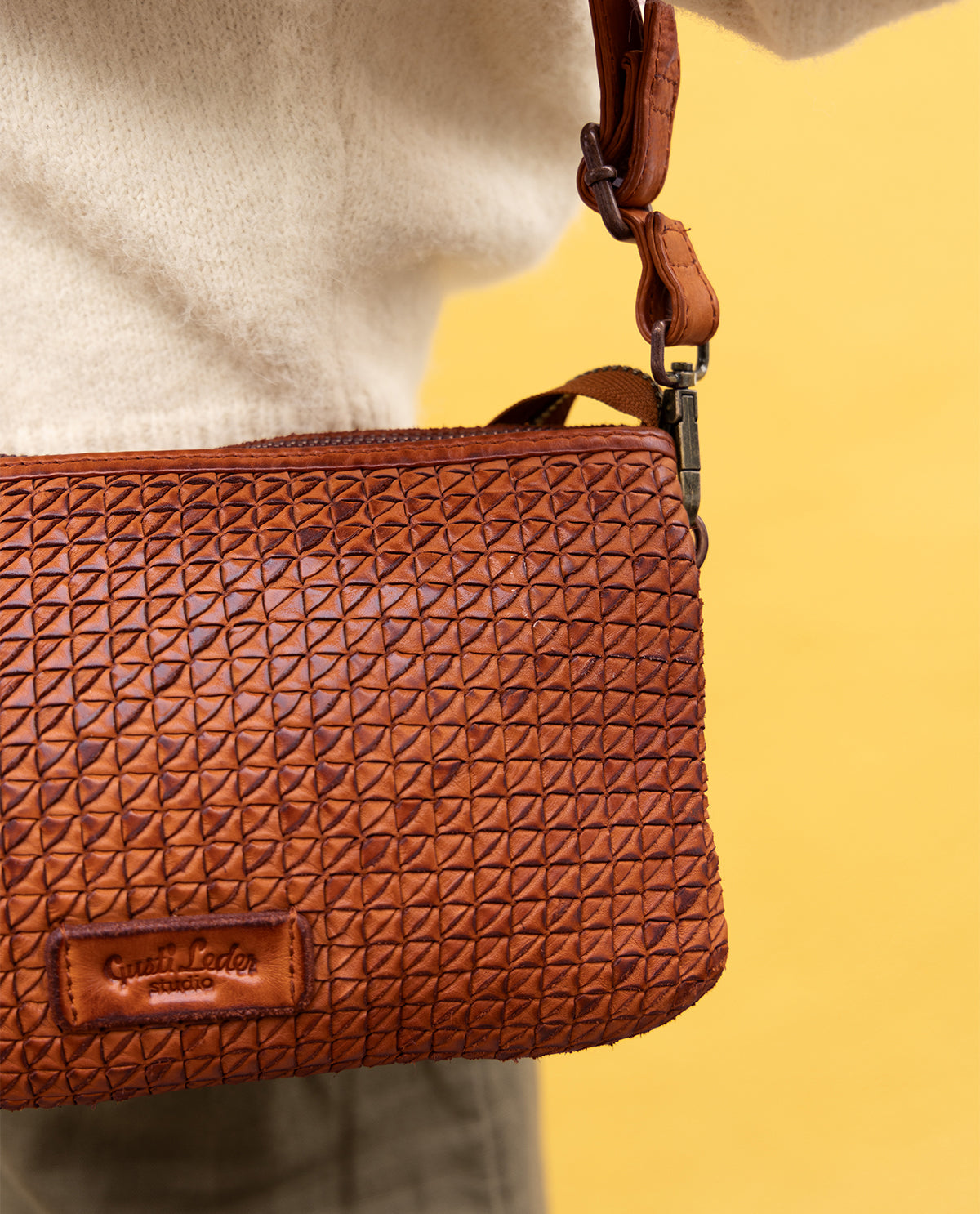 gusti-leder-bulan-handtasche-leder-braun-flechtmuster-mit-airtag-fach image 8