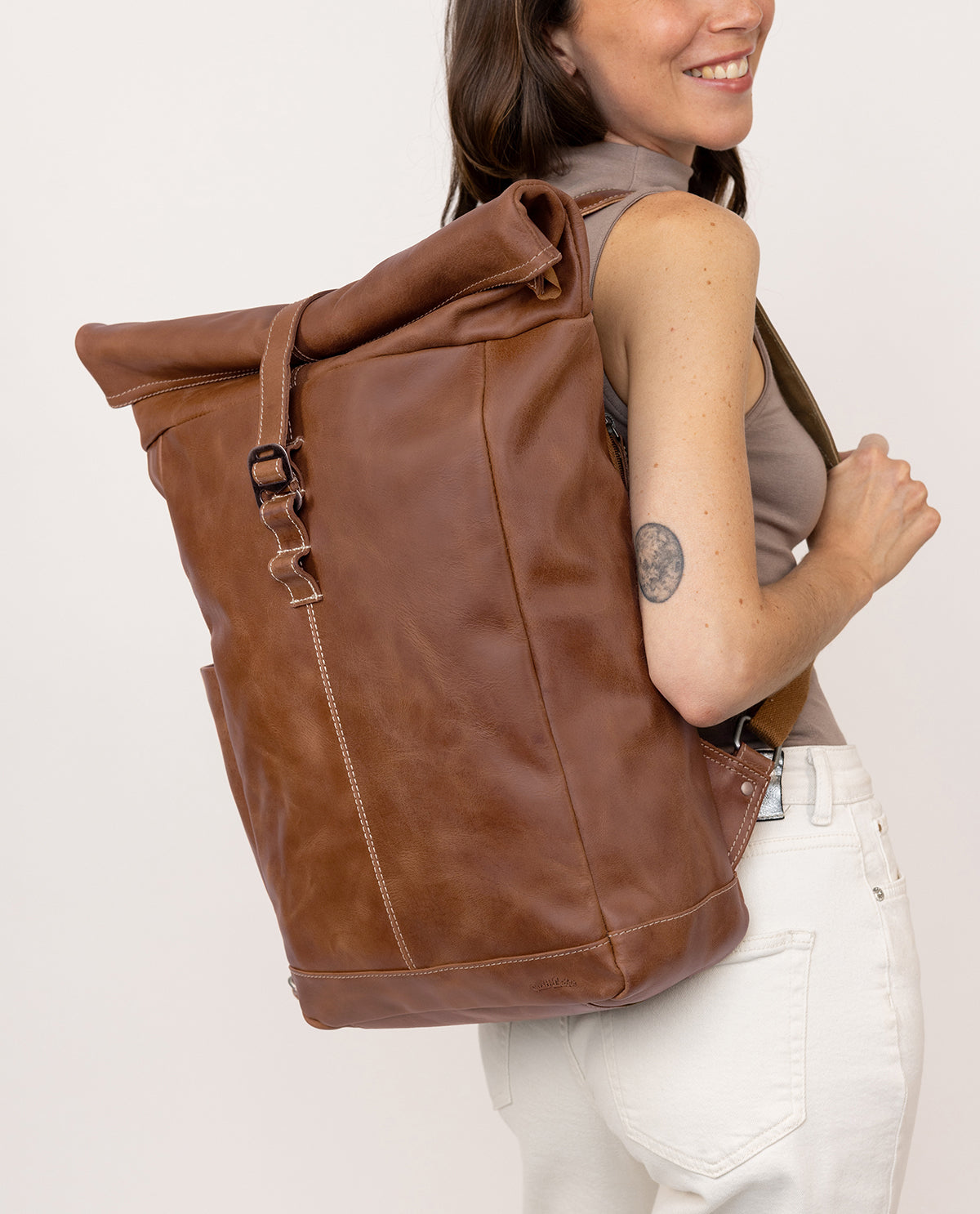 gusti-leder-bendik-rolltop-rucksack-braun-mit-laptopfach image 5