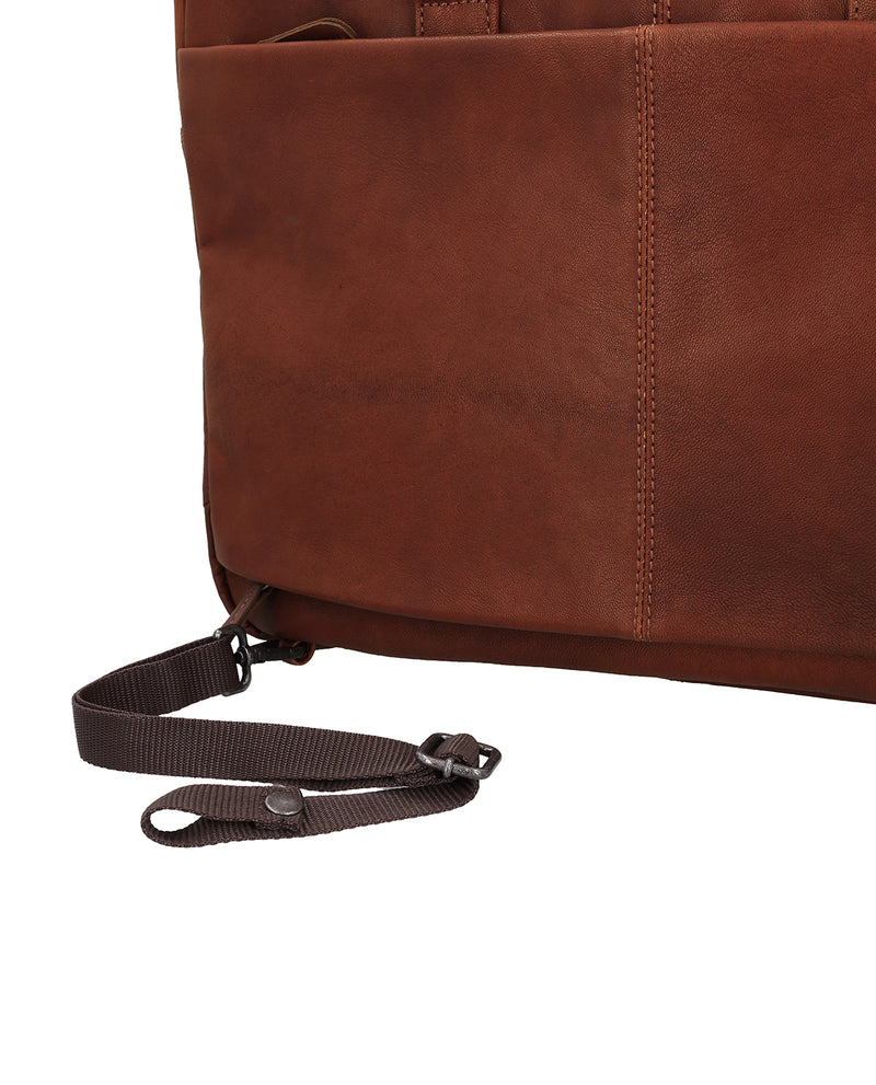 gusti-leder-ripley-messenger-bag-braun-mit-laptopfach image 5