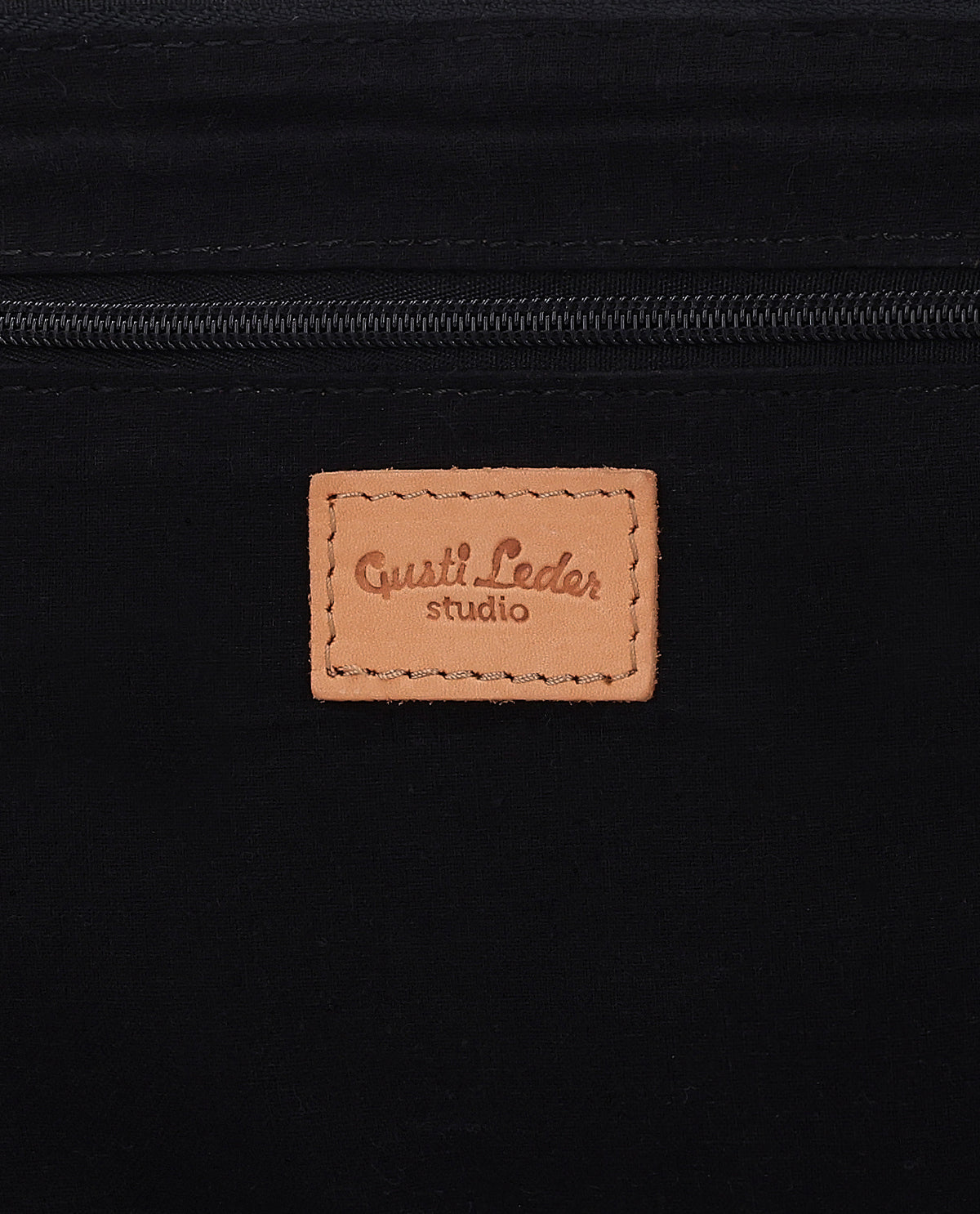 gusti-leder-aurelie-kleine-lederhandtasche-damen-schwarz-mit-airtag-fach image 7