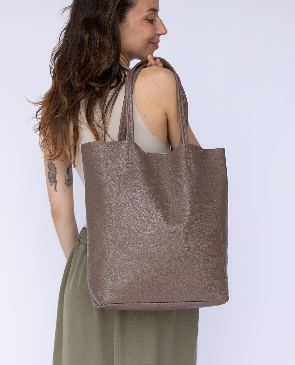 gusti-leder-vilma-lederhandtasche-braun-mit-magnetverschluss image 1