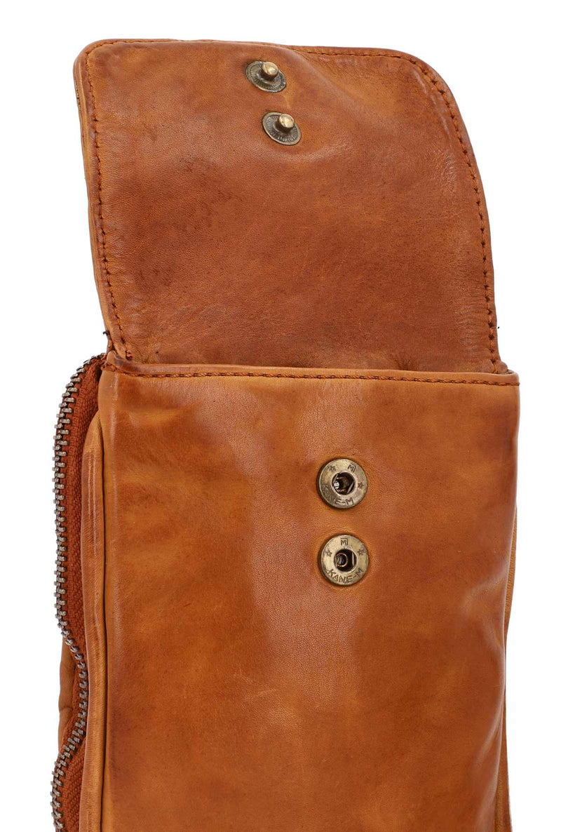 gusti-leder-ebbe-umh-ngetasche-braun-mit-airtag-fach image 3