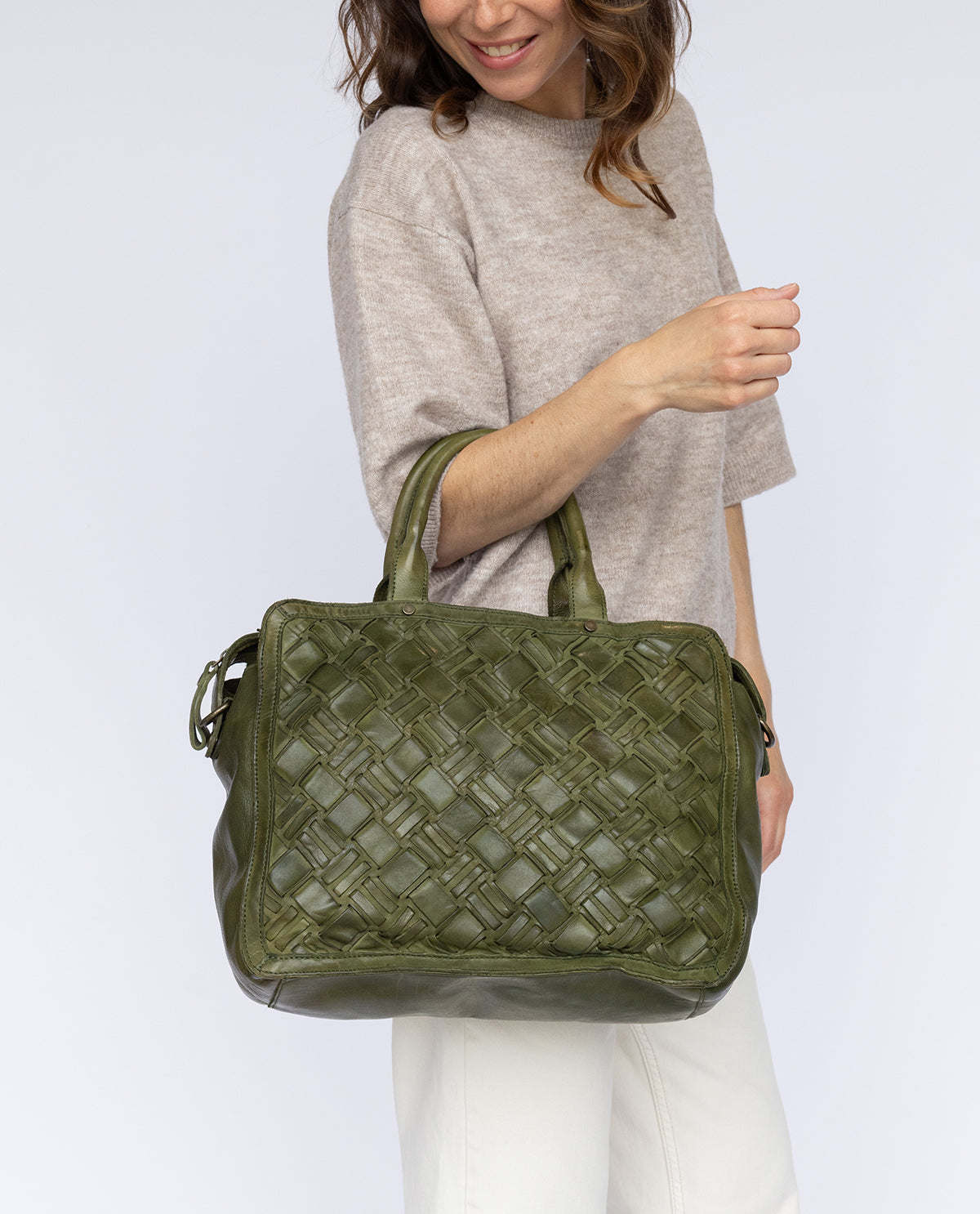 gusti-leder-jessi-messenger-bag-gr-n-mit-flechtoptik-und-laptopfach image 7