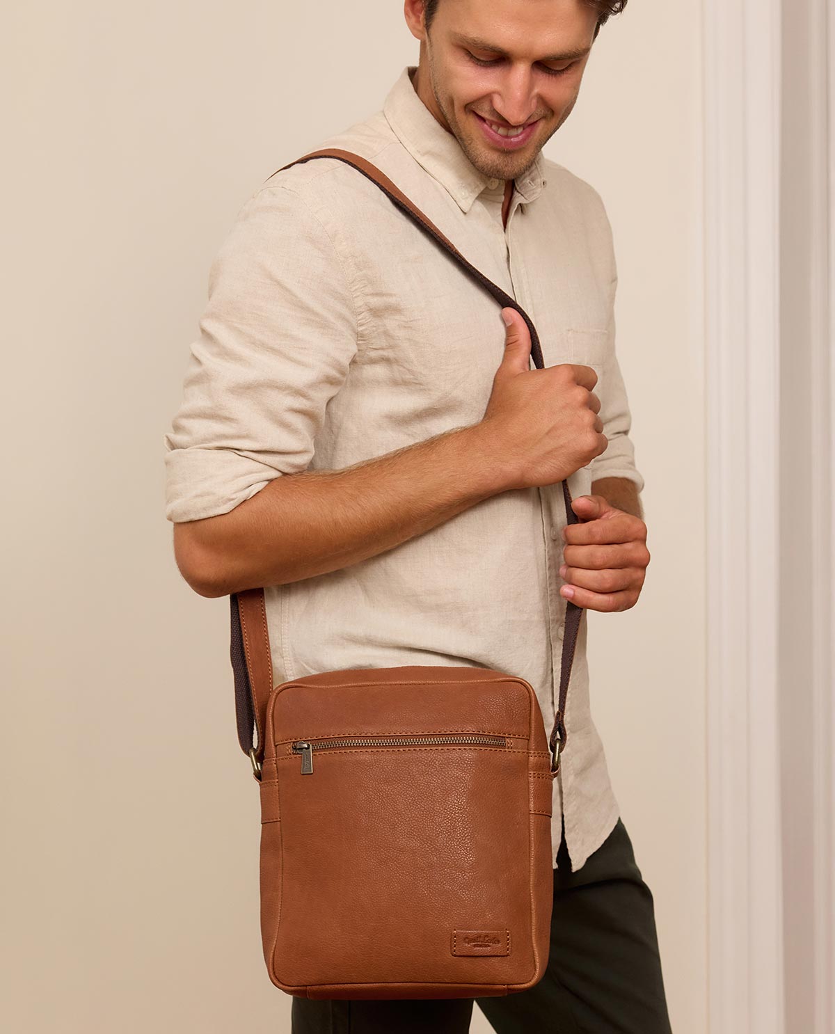 gusti-leder-rosco-ledertasche-herren-aus-rindsleder-mit-rei-verschluss image 1