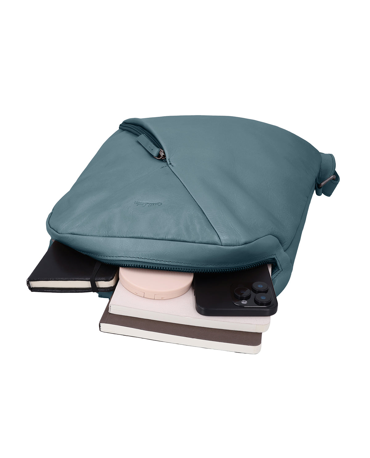 gusti-leder-sanna-rucksack-aus-leder-blau-mit-airtag-fach image 4