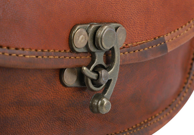 gusti-leder-edda-handtasche-nature-mit-verschluss-haken image 2