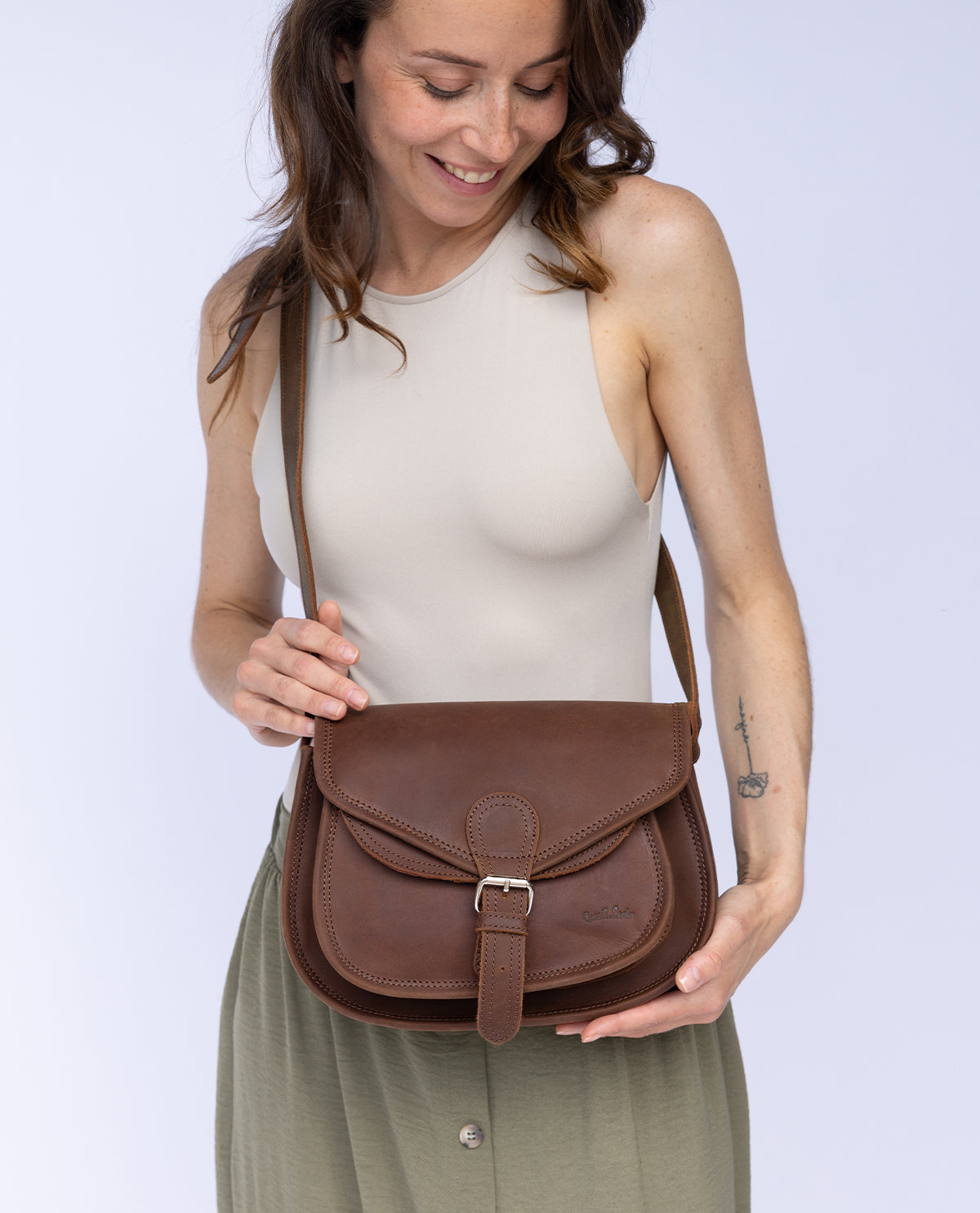 gusti-leder-evelyn-handtasche-damen-aus-b-ffelleder-mit-airtag-fach image 1
