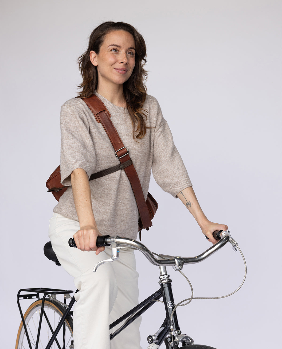 gusti-leder-ripley-messenger-bag-braun-leder-mit-laptopfach image 7