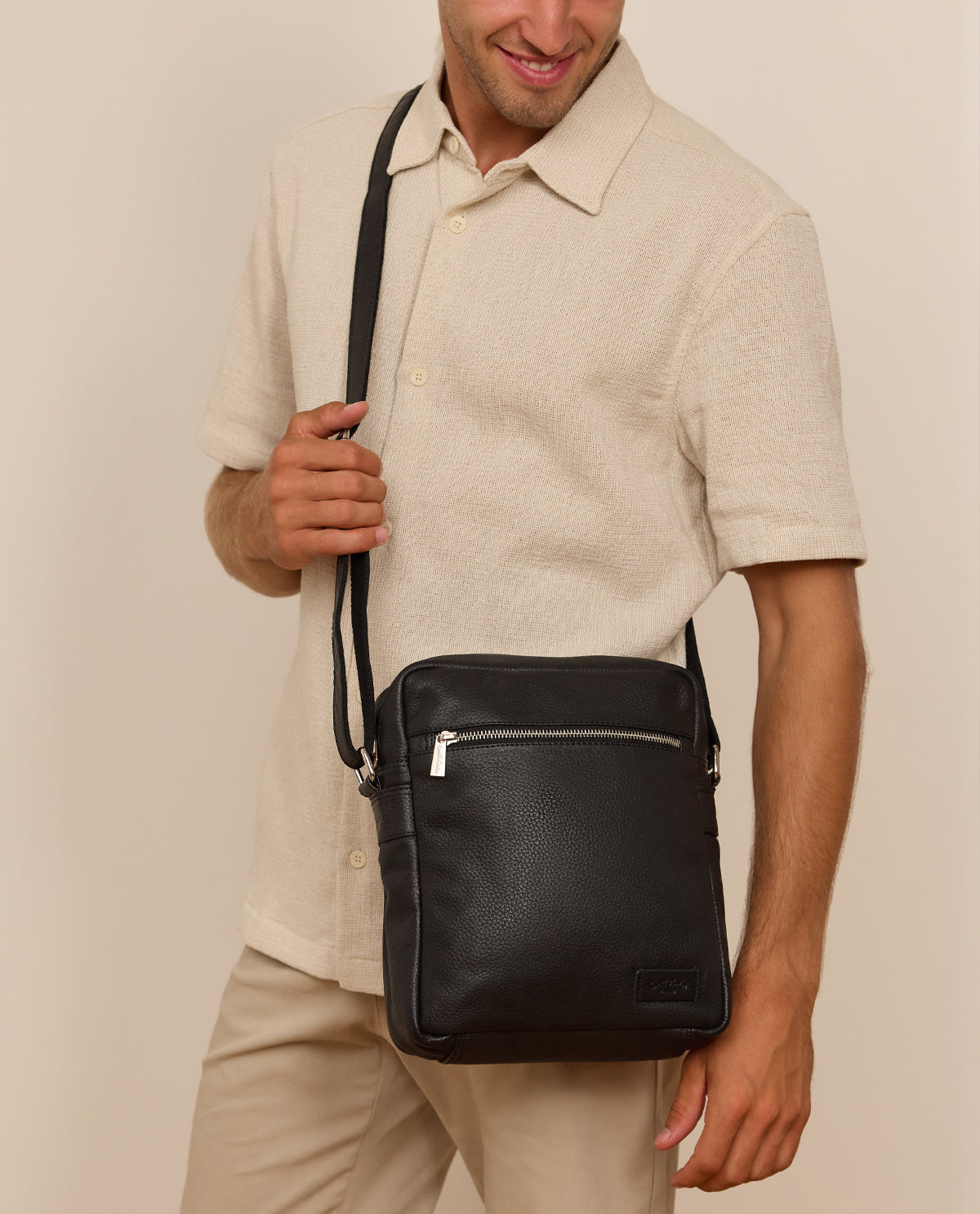 gusti-leder-rosco-umh-ngetasche-aus-leder-schwarz image 1