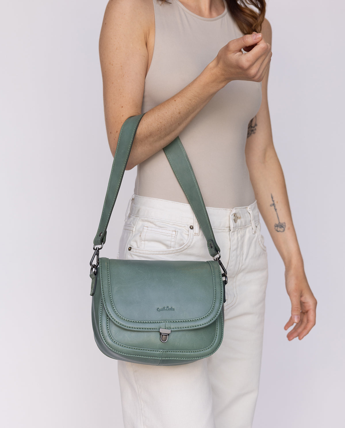 gusti-leder-hanni-lederhandtasche-damen-gr-n-kompakt-mit-airtag-fach image 4