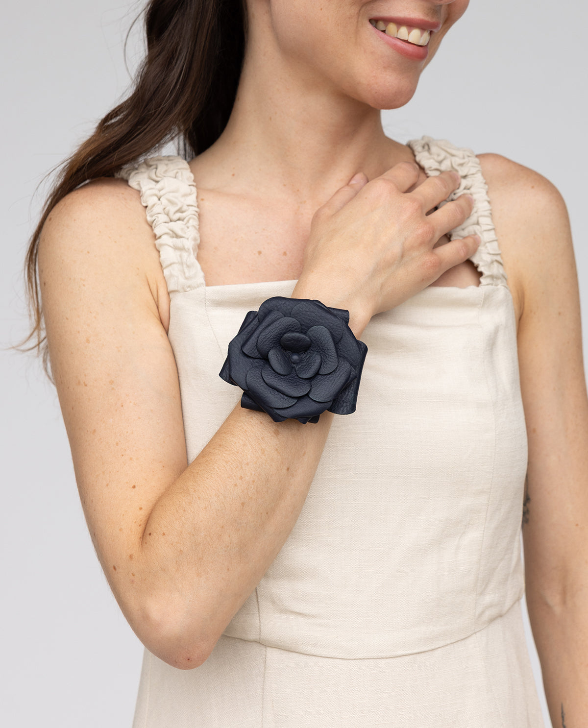 gusti-leder-iva-haarspange-dunkelblau-blumen-lwg-leder image 6