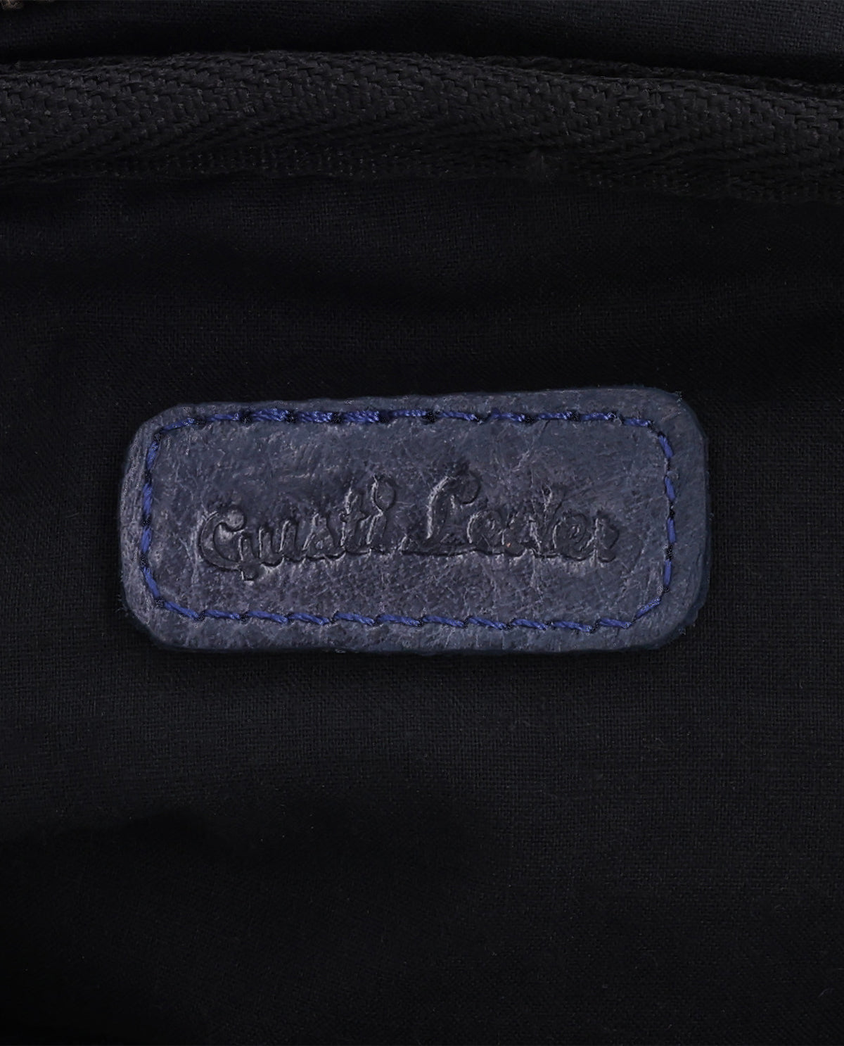 gusti-leder-karl-umh-ngetasche-schwarz-mit-airtag-fach image 8