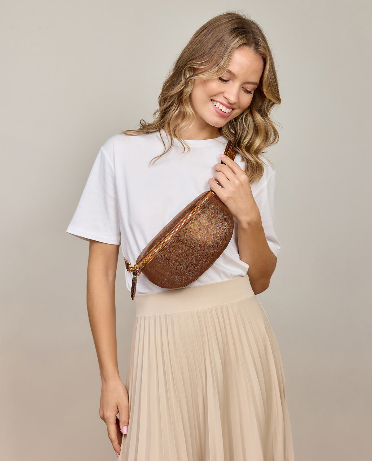 gusti-leder-brinja-umh-ngetasche-aus-leder-halbrund image 6