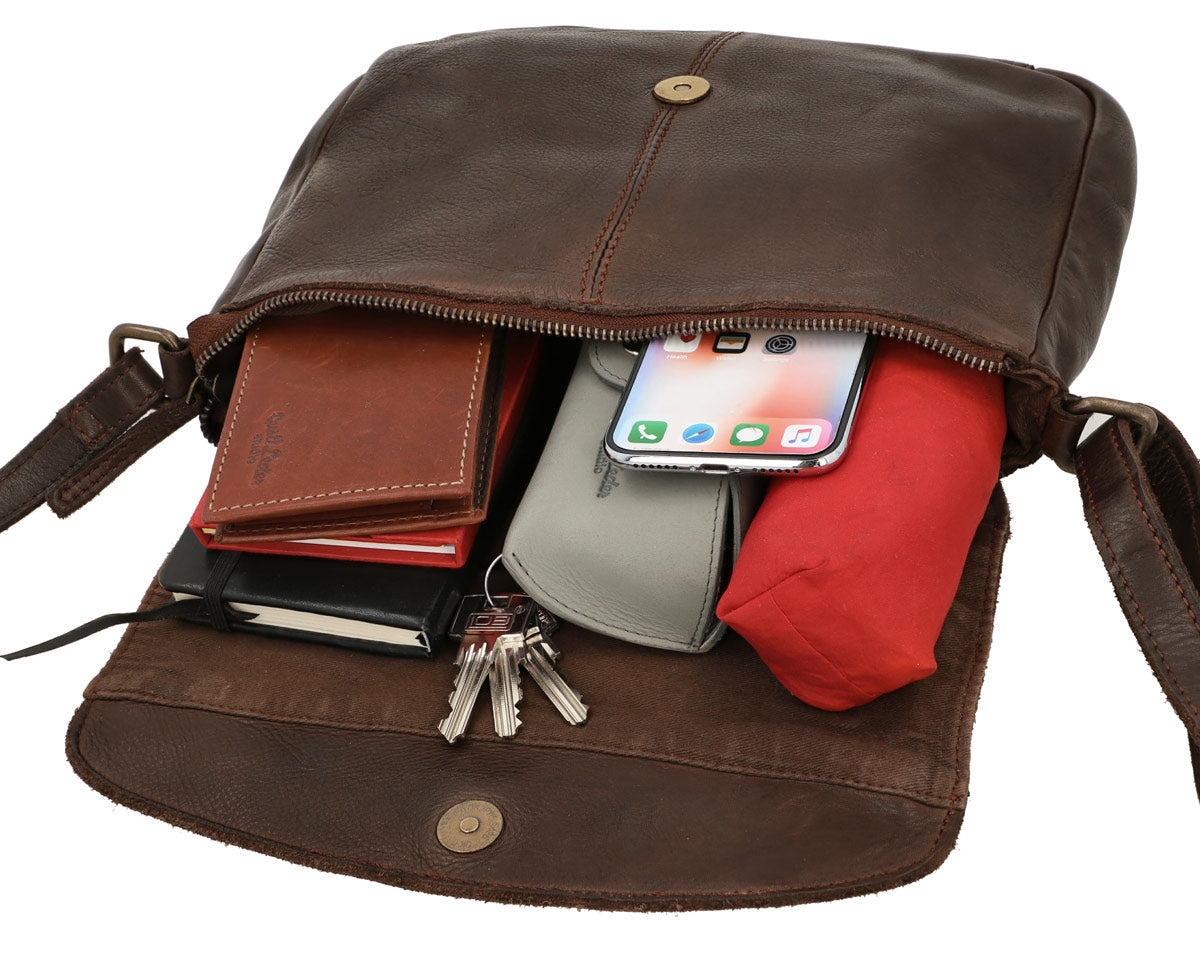 gusti-leder-maisie-outlet-umh-ngetasche-rindsleder-mit-airtag-fach image 3