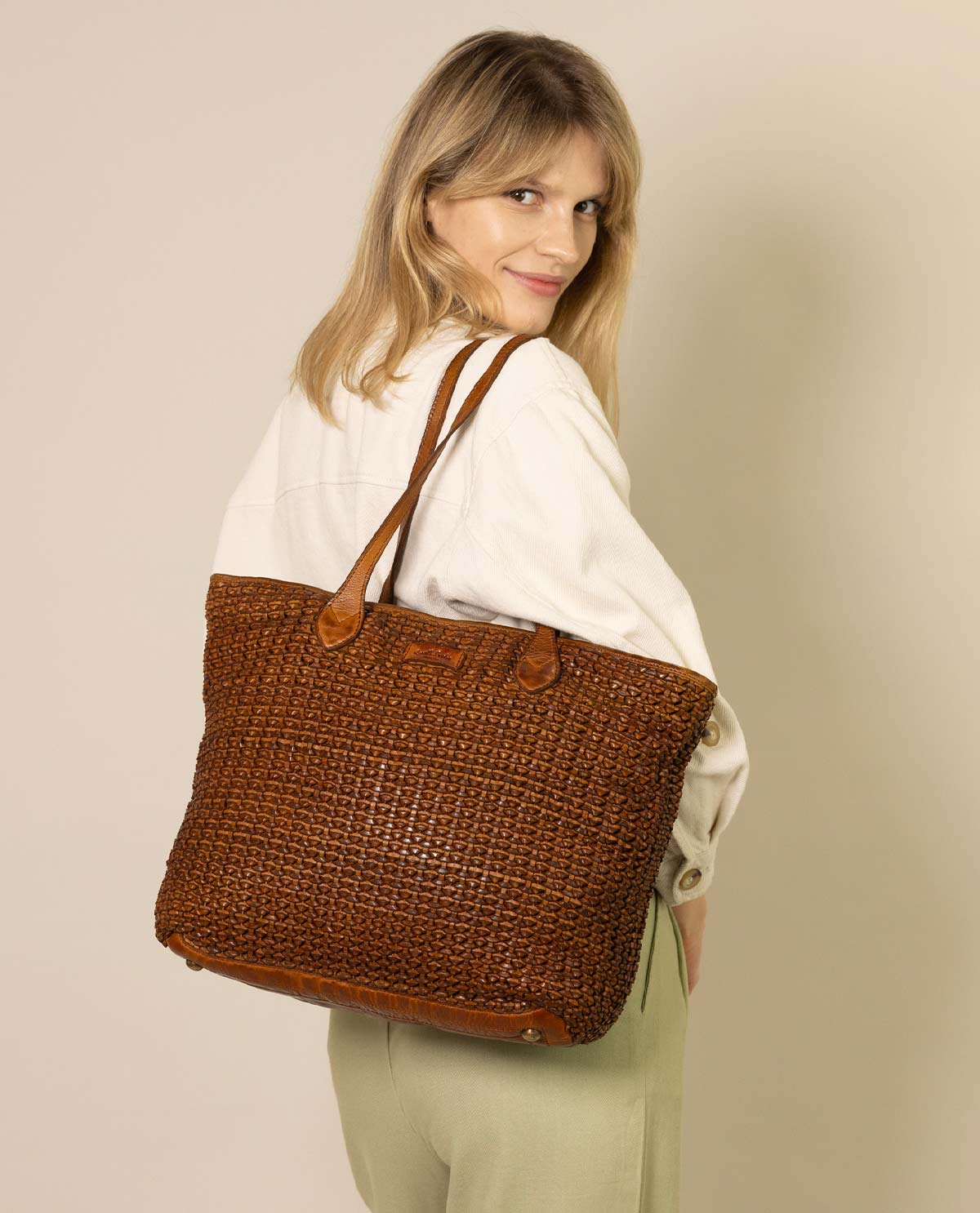 gusti-leder-chandana-quadratische-ledertasche-handgewebt image 1
