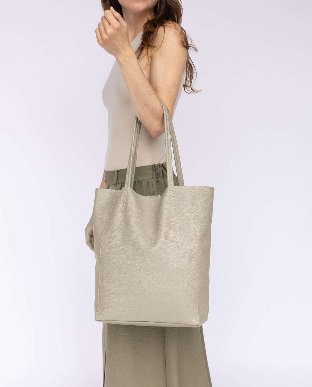 gusti-leder-vilma-handtasche-beige-leder-damen-magnetverschluss image 5