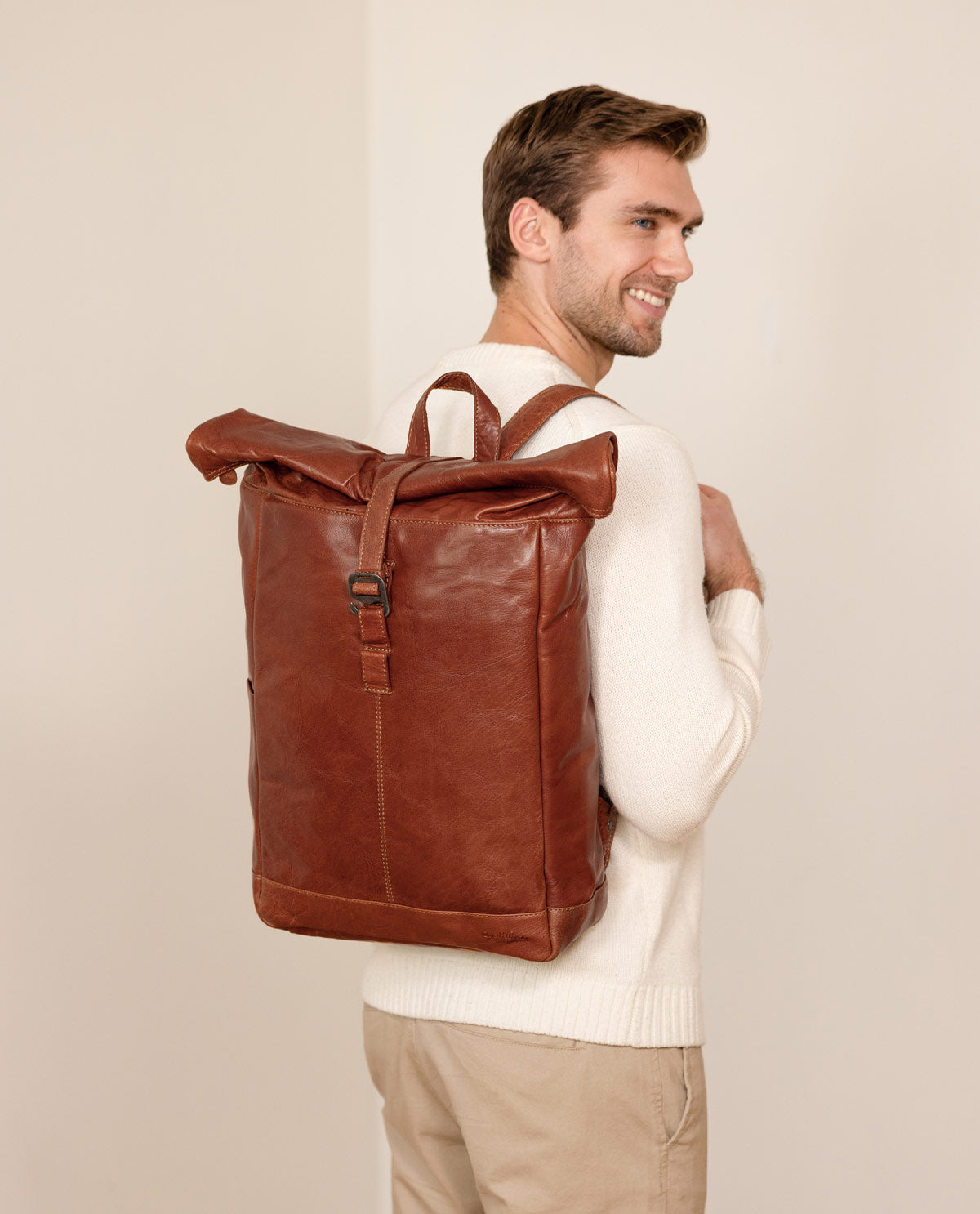 gusti-leder-bendik-rolltop-rucksack-leder-honigbraun-outlet image 1