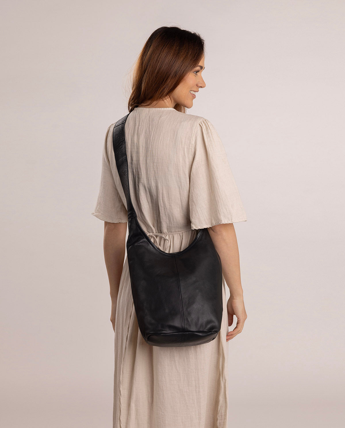 gusti-leder-josephine-hobo-bag-beuteltasche-aus-b-ffelleder image 4