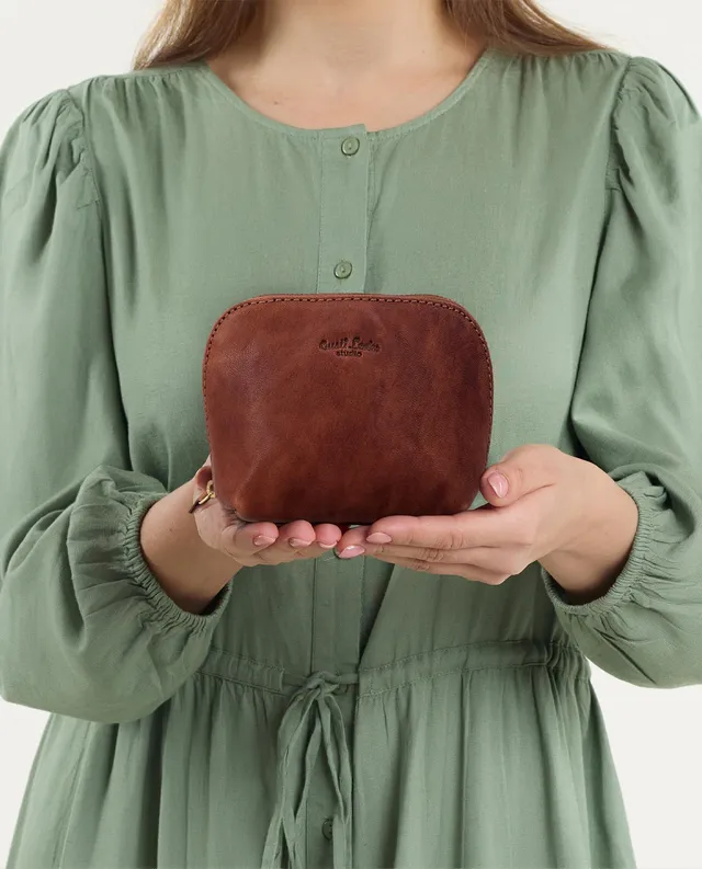 gusti-leder-leo-kosmetiktasche-aus-braunem-leder-f-r-reise-und-alltag image 1