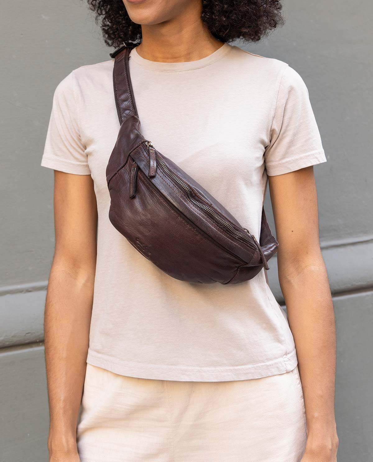 gusti-leder-spencer-g-rteltasche-aus-waschleder image 1