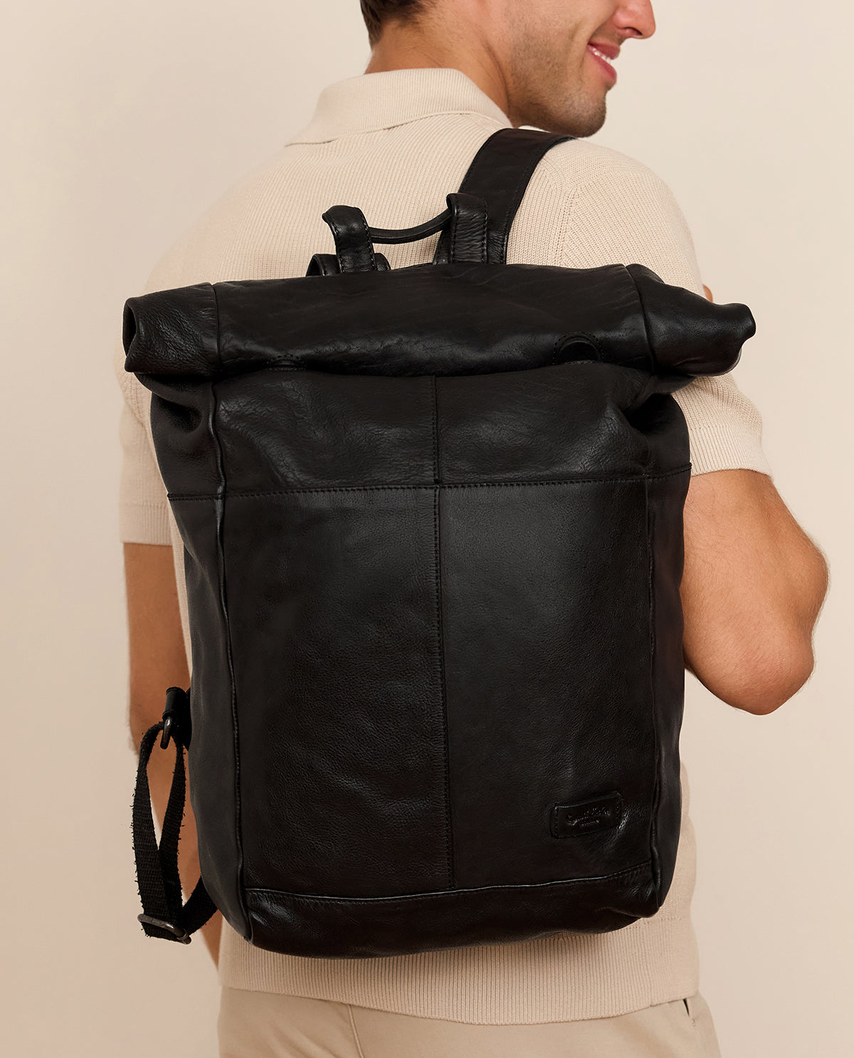 gusti-leder-joy-kurierrucksack-daypack-fliptop-schwarz-outlet image 2