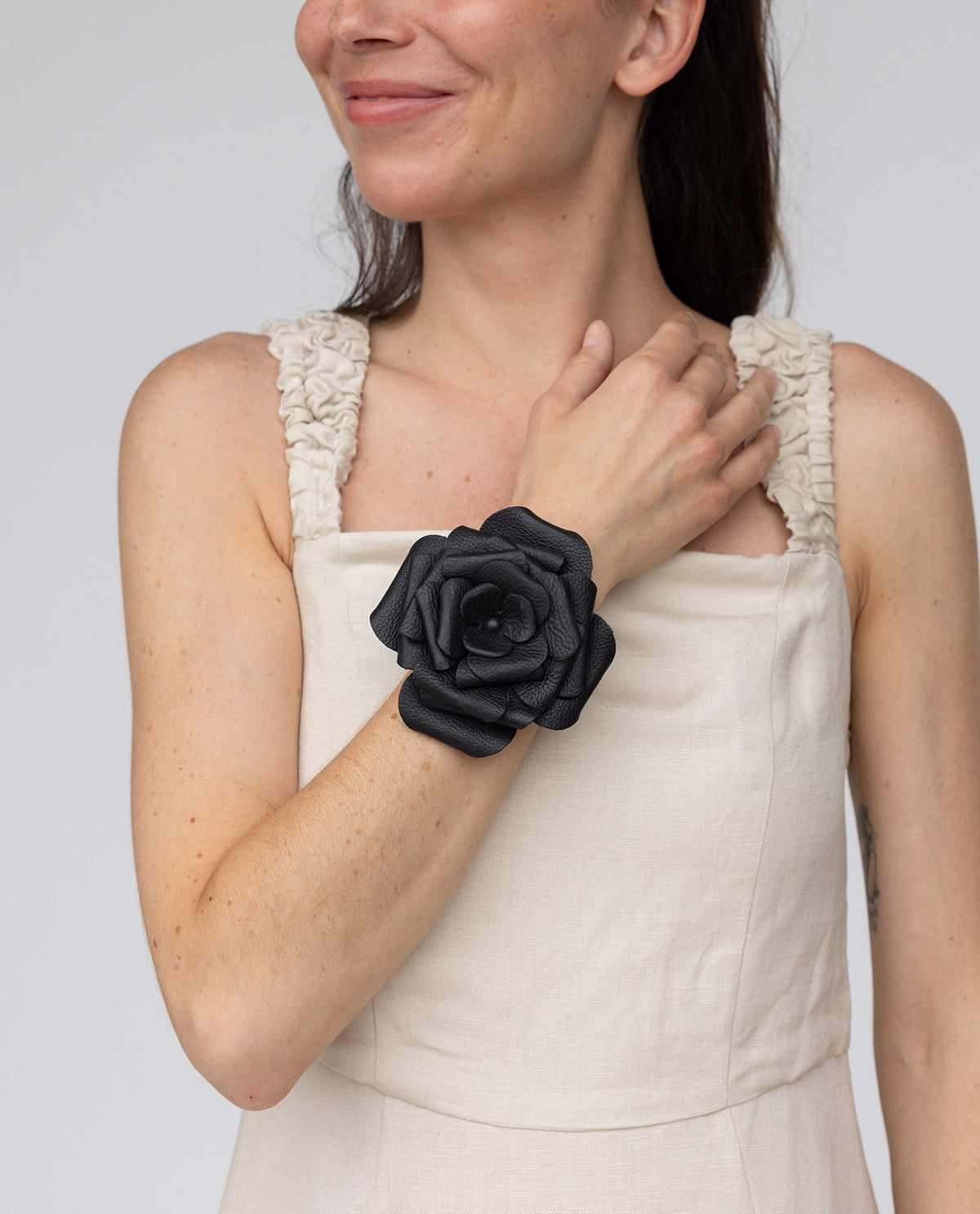 gusti-leder-iva-haarspange-lederblume-schwarz-lwg-leder image 7