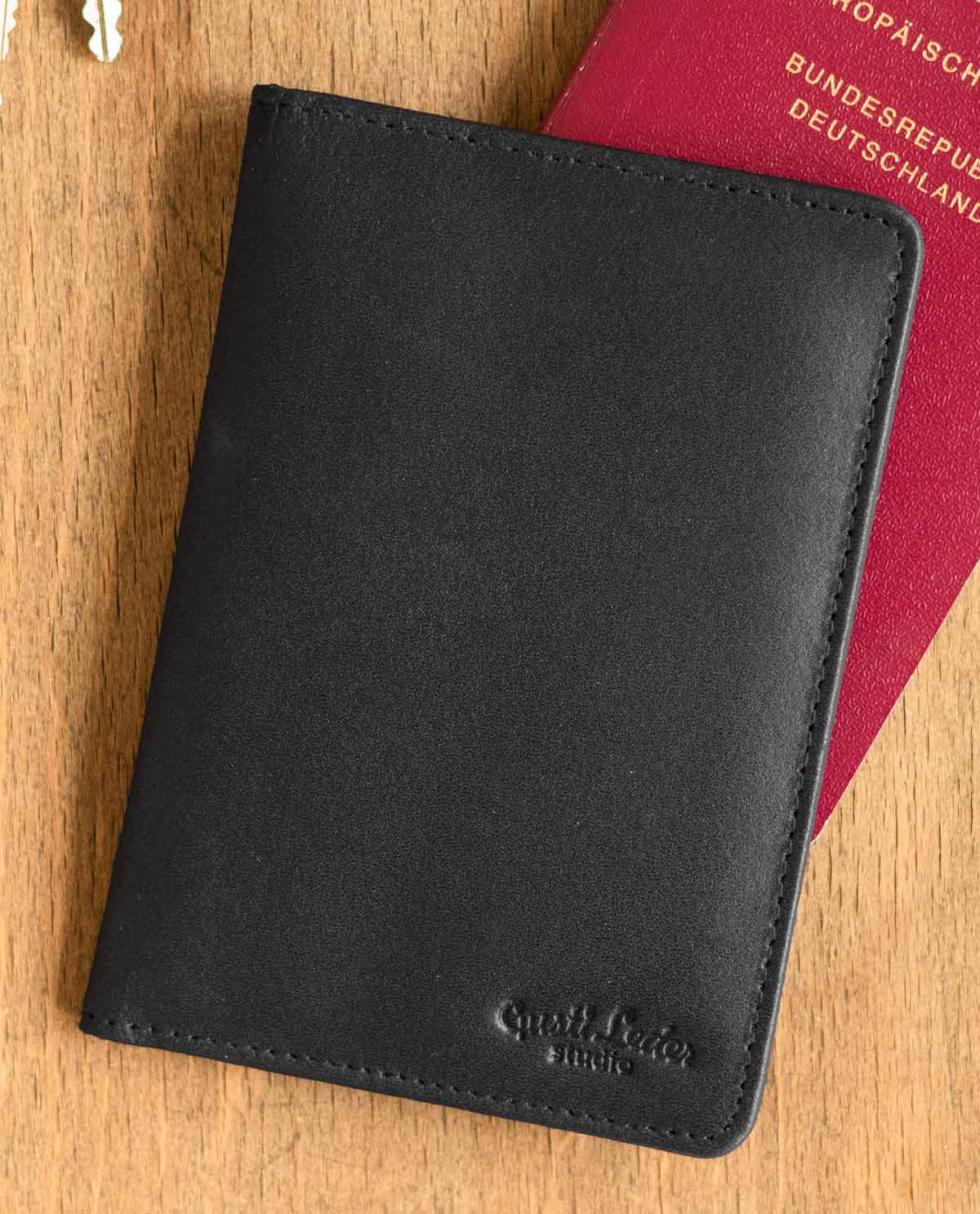 gusti-leder-brodie-reisepassh-lle-aus-rindsleder image 1