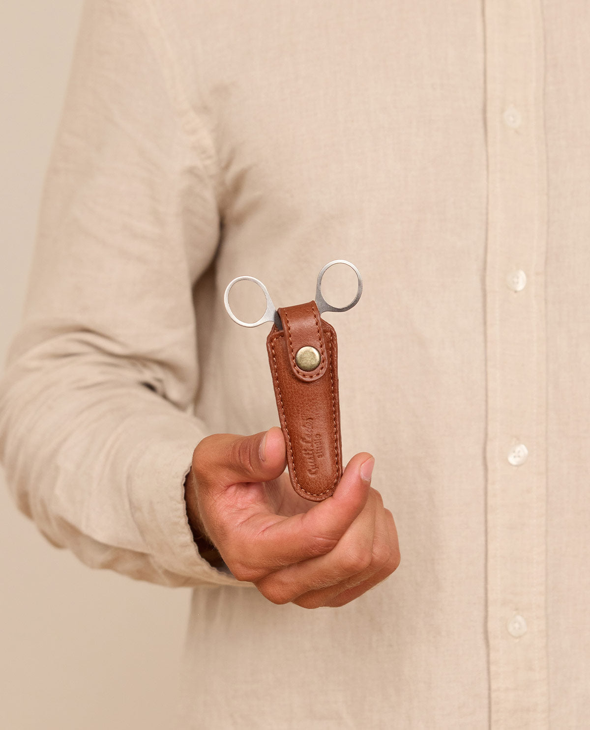 gusti-leder-camillo-scherenetui-aus-leder-braun-f-r-nagelscheren image 1
