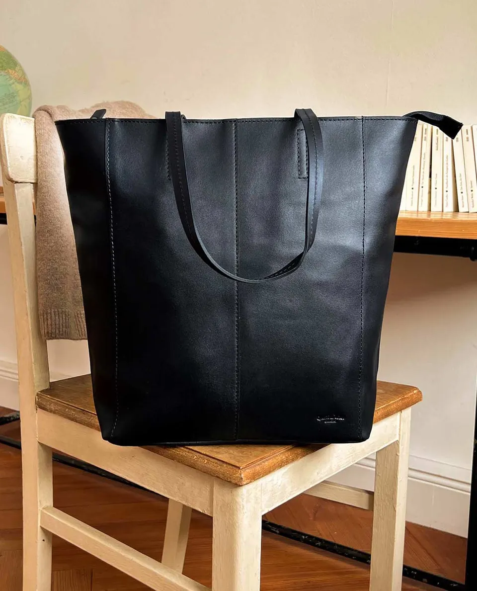 gusti-leder-caro-shopper-handtasche-aus-leder-mit-rei-verschlussfach image 1