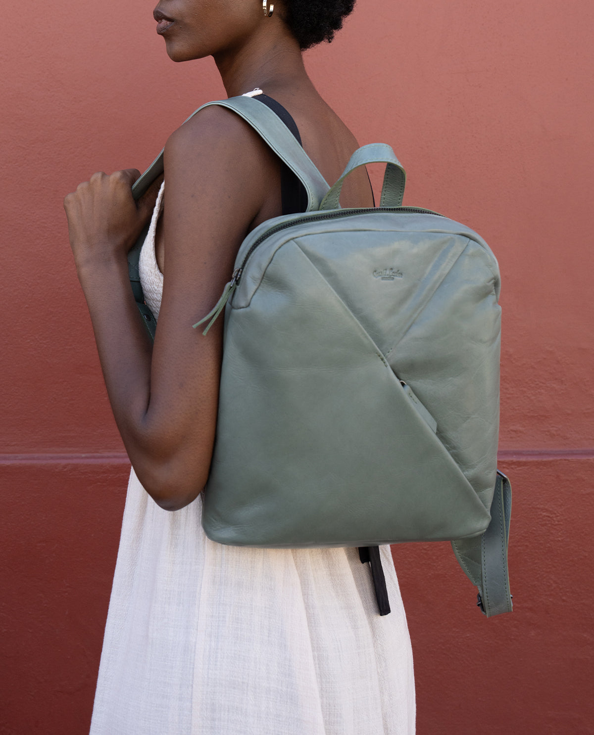 gusti-leder-sanna-rucksack-damen-leder-gr-n-mit-airtag-fach image 6