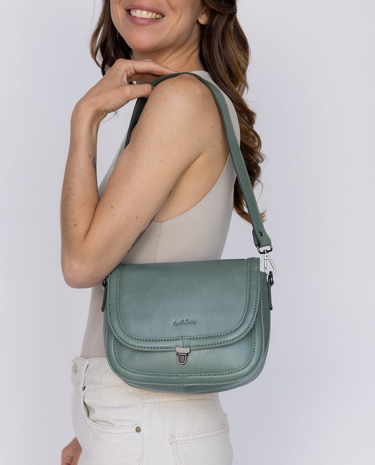 gusti-leder-hanni-lederhandtasche-damen-gr-n-kompakt-mit-airtag-fach image 1
