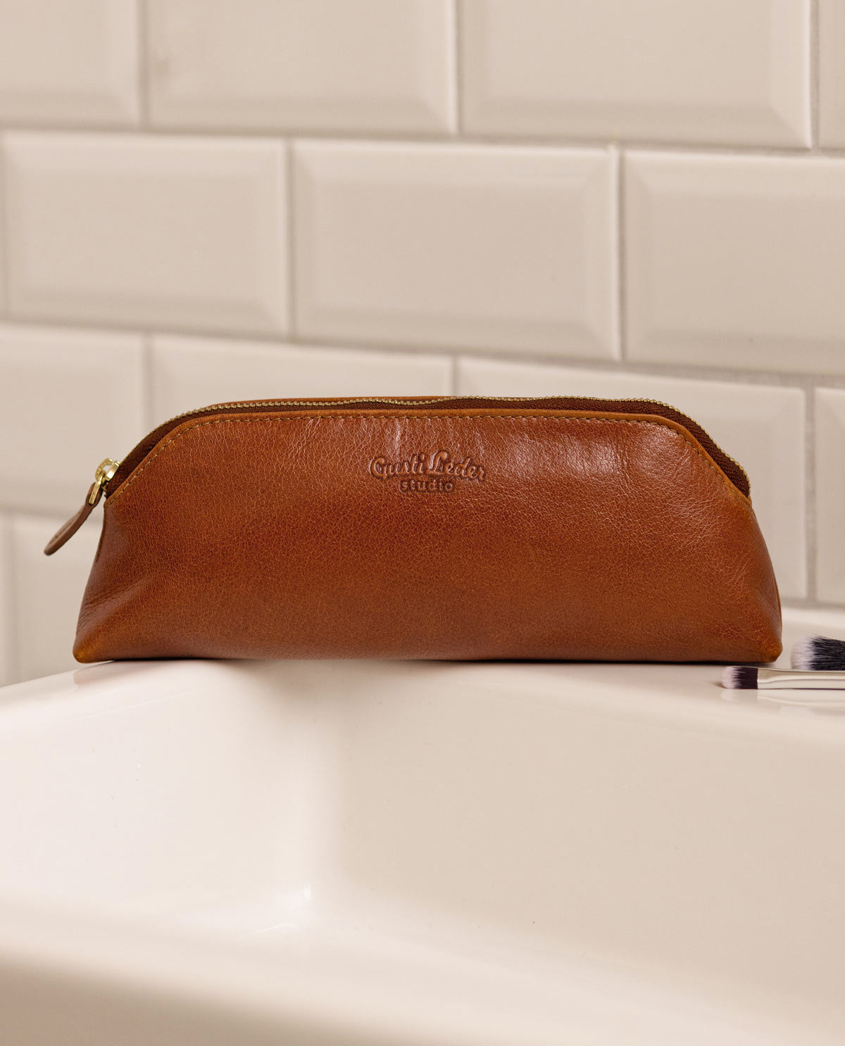 gusti-leder-edla-kosmetiktasche-kulturtasche-b-ffelleder-schmal image 1
