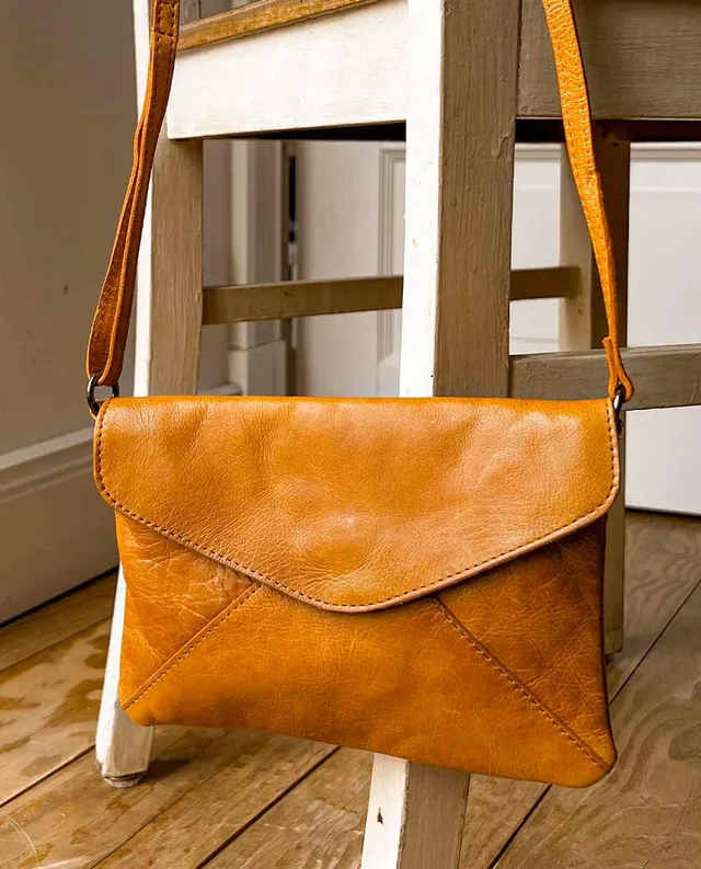 gusti-leder-karisma-clutch-echtleder-kleine-braune-vintage-handtasche image 1