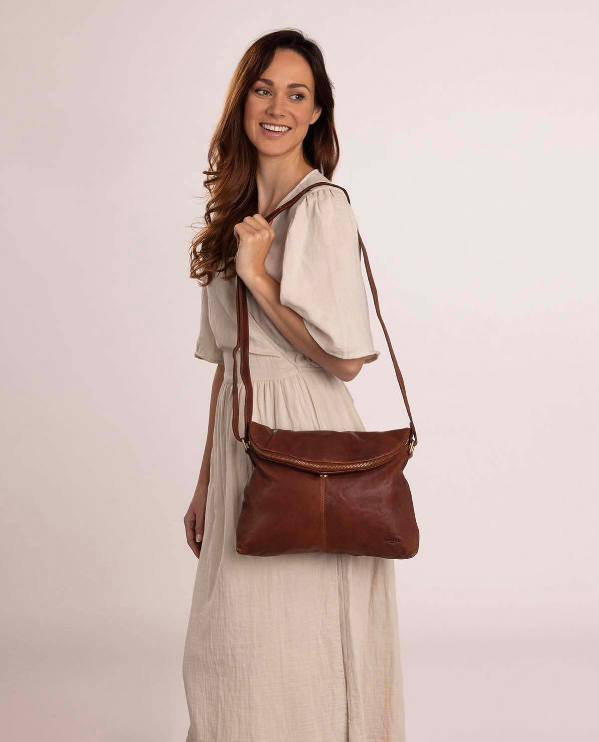 gusti-leder-gardenia-cross-body-handtasche-aus-ziegenleder-in-honigbraun-outlet image 4