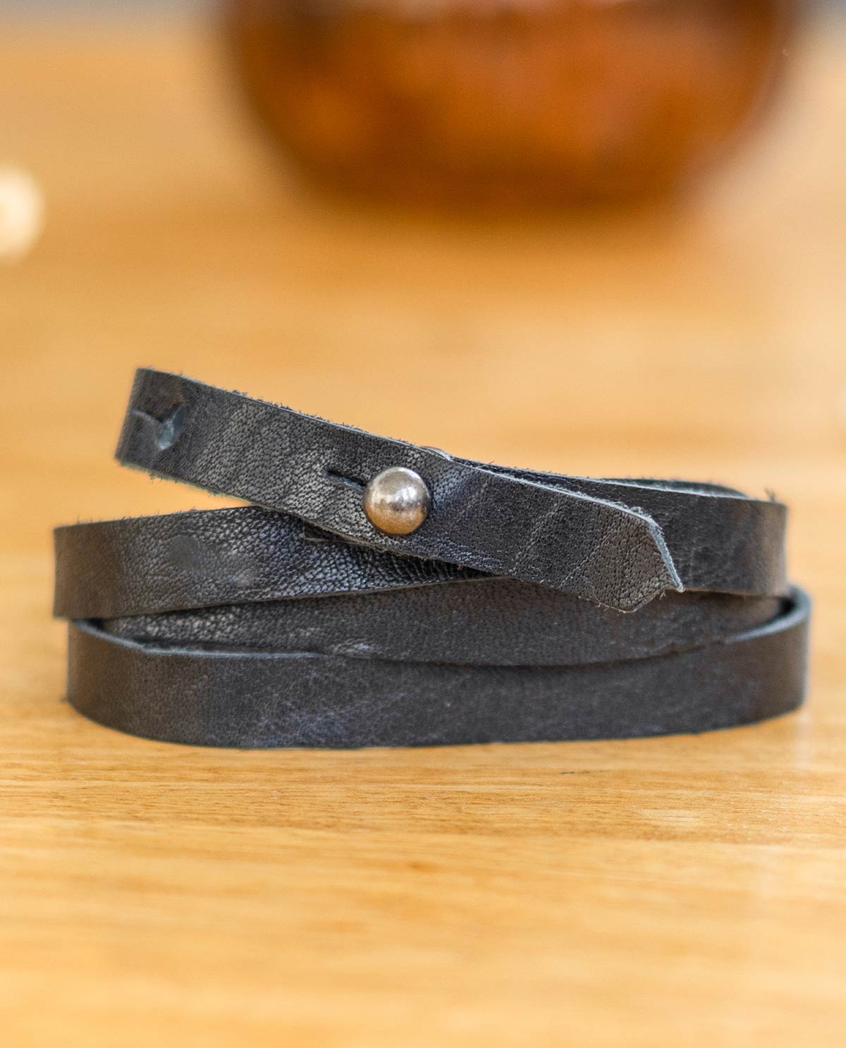 gusti-leder-pablo-armband-aus-b-ffelleder-vintage-wickelarmband image 1