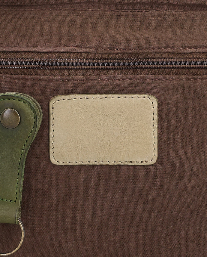 gusti-leder-ulla-handtasche-gro-gr-n-washed-leder-mit-airtag-fach image 5