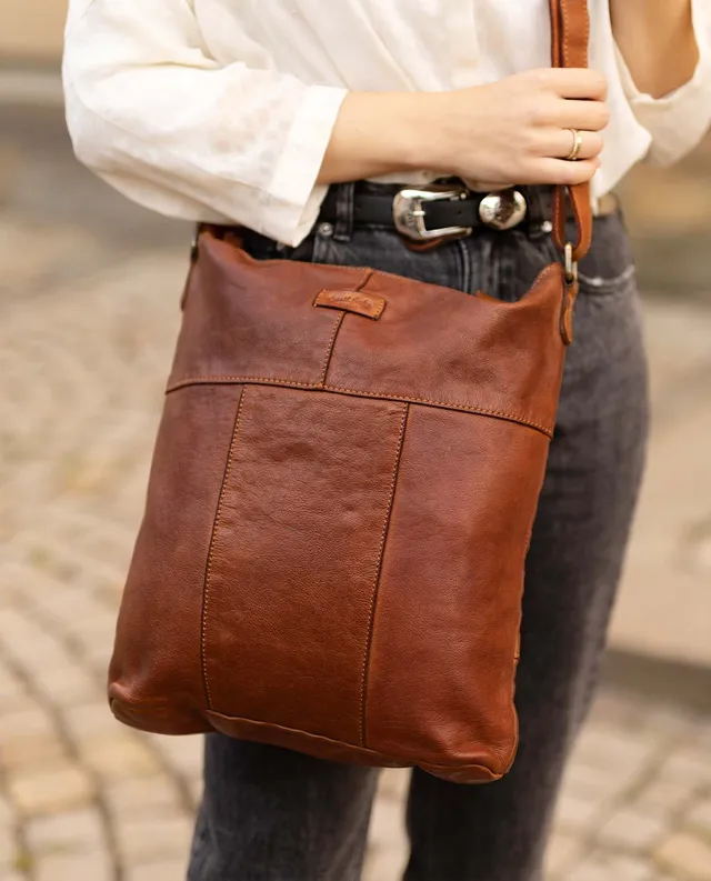 gusti-leder-maola-schultertasche-damen-ger-umig image 1