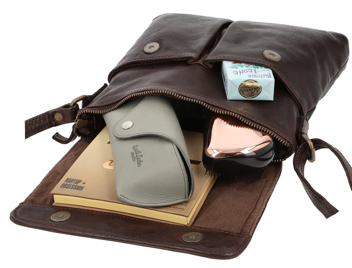 gusti-leder-outlet-umh-ngetasche-braun-aus-waschleder-2 image 3