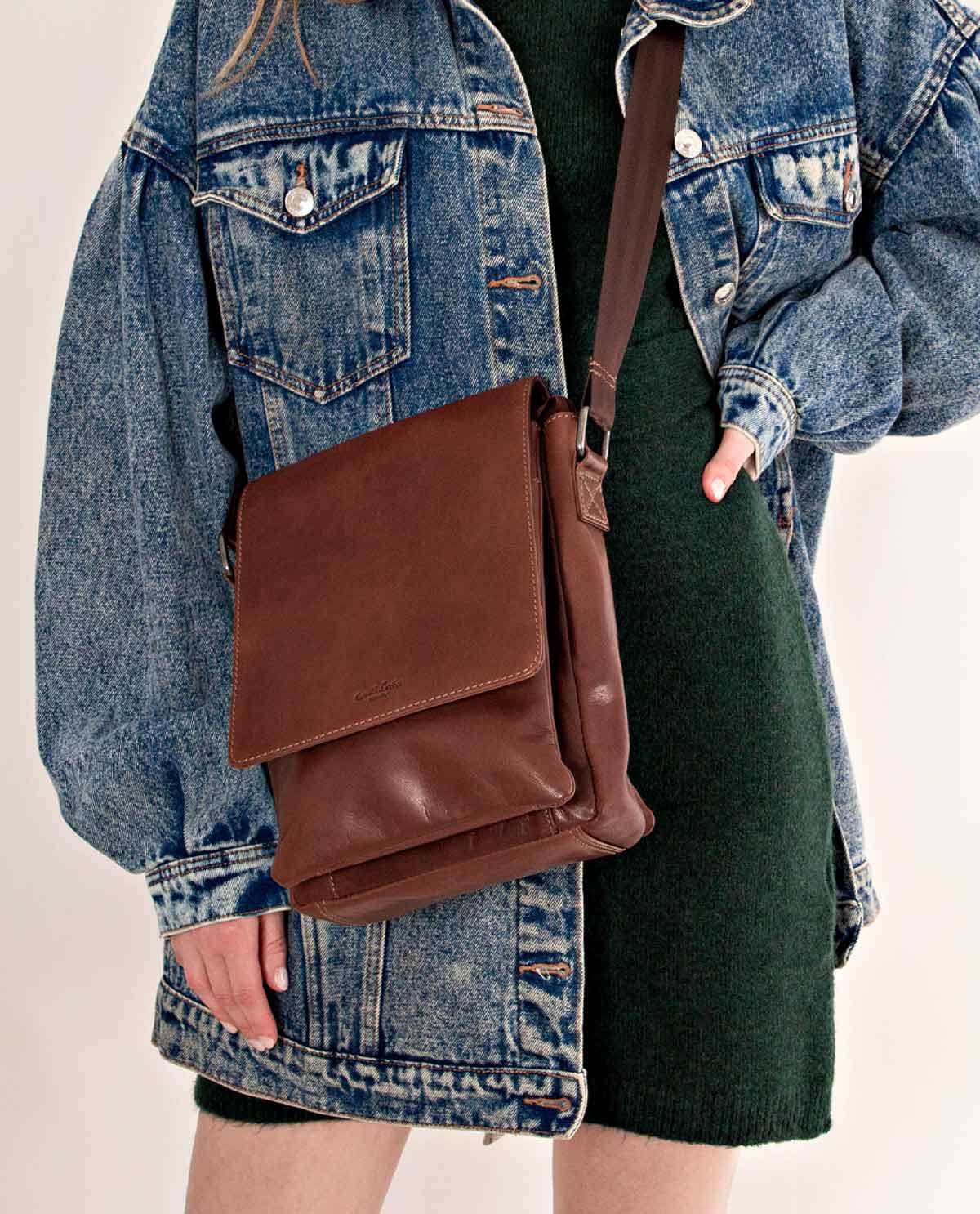 gusti-leder-colby-umh-ngetasche-messenger-bag-aus-ziegenleder image 3