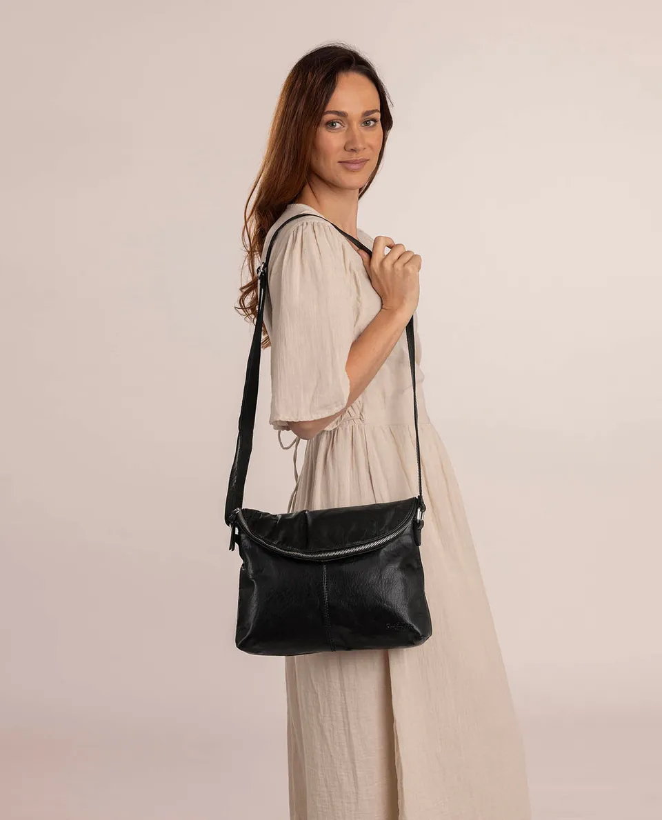 gusti-leder-gardenia-crossbody-bag-aus-schwarzem-b-ffelleder image 1
