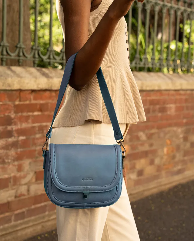 gusti-leder-hanni-kleine-blaue-lederhandtasche-damen-mit-airtag-fach image 1