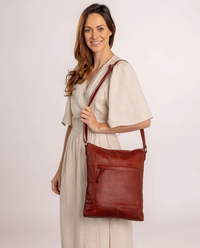 gusti-leder-maola-schultertasche-aus-leder image 1