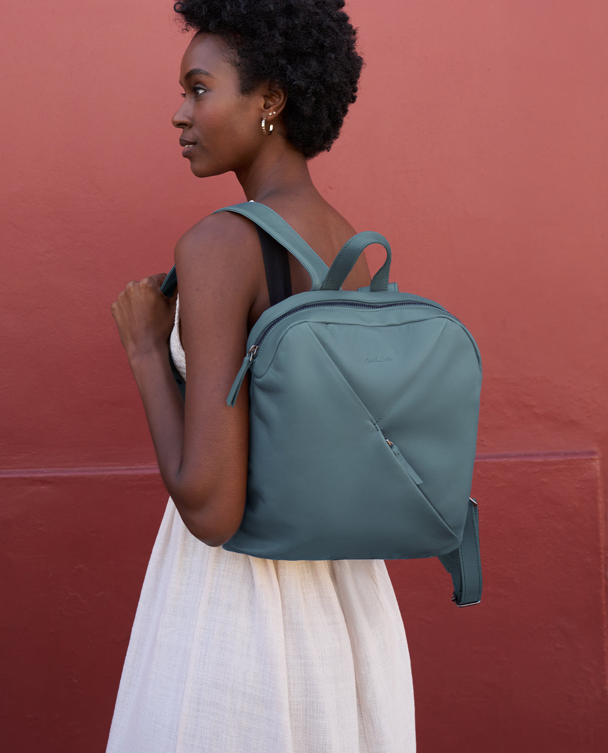 gusti-leder-sanna-rucksack-aus-leder-blau-mit-airtag-fach image 1