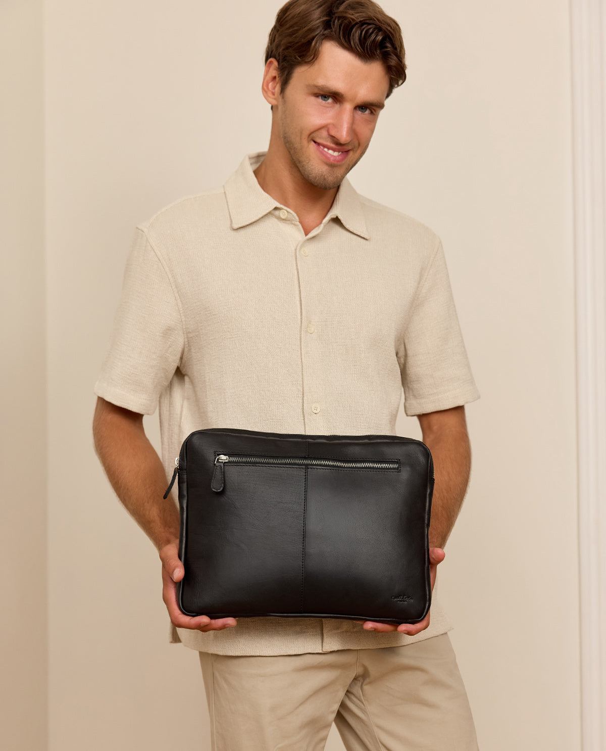 gusti-leder-austin-laptoptasche-aus-echtleder-schwarz image 1